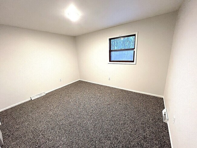 Building Photo - 2068 Andrew St SE