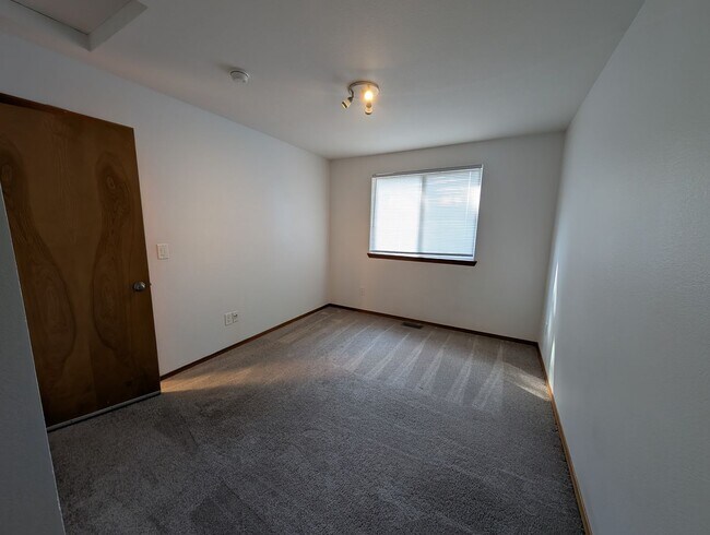 Building Photo - Well Maintained PO 3 Bedroom, HUGE FENCED ...