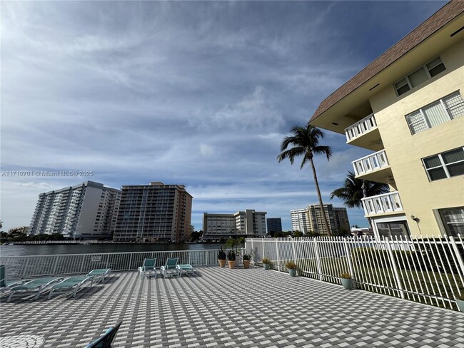 Building Photo - 1913 S Ocean Dr