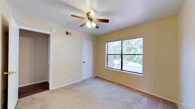 Building Photo - 305 Manuel Dr