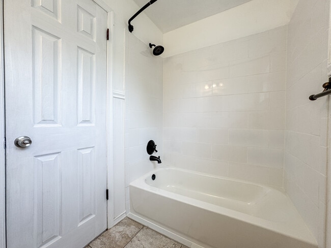 Building Photo - COME MEET YOUR NEW HOME IN KINGS GRANT!