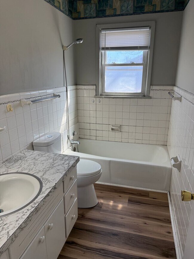 Building Photo - 215 McCormick St