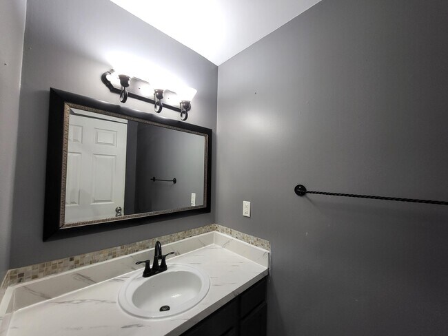 Building Photo - 7851 Thornhill Dr
