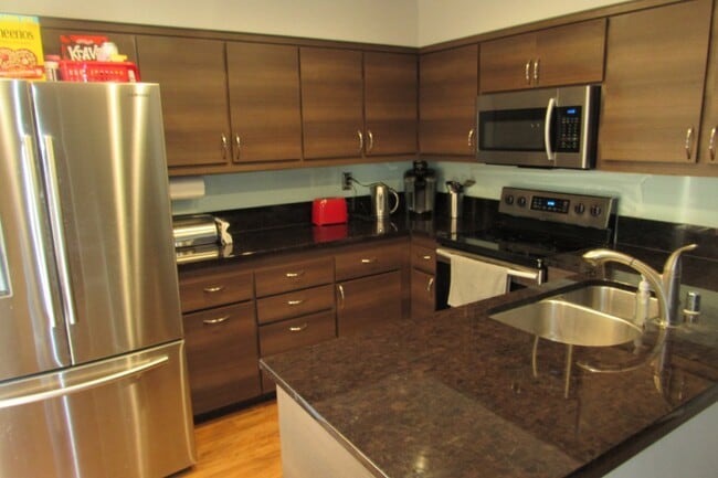 Building Photo - Beautiful 3 Bed/2.5 Bath Townhome
