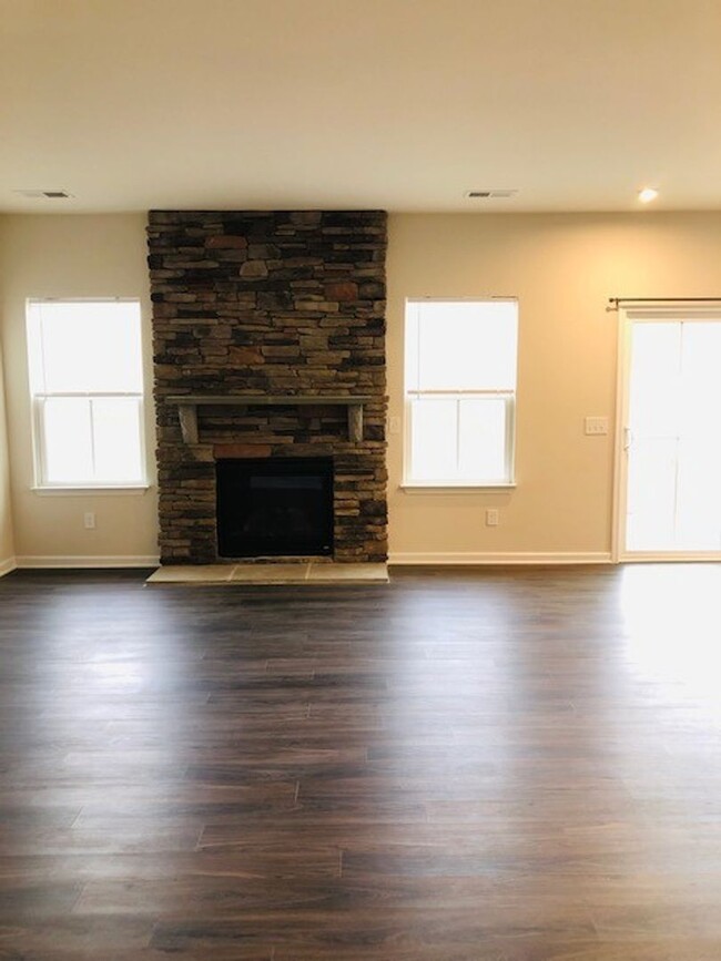 Building Photo - Like New - Single Story Living - 3 Bedroom...