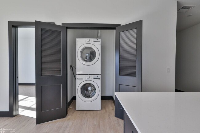 Building Photo - 2 bedroom / 2 bathroom apartment at Waterm...
