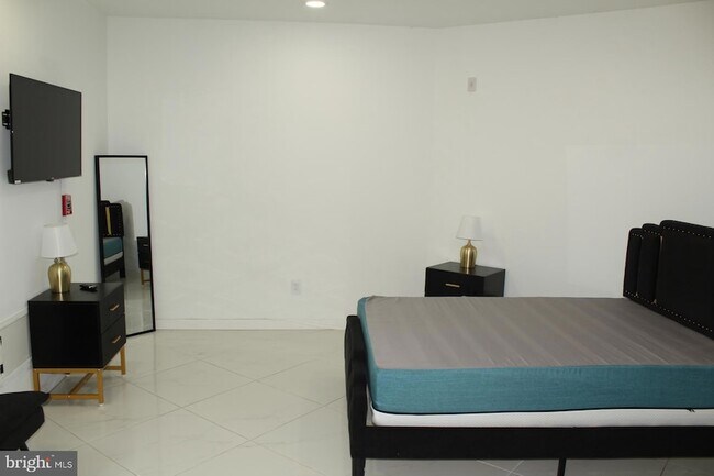 Building Photo - 3017 Ridge Ave