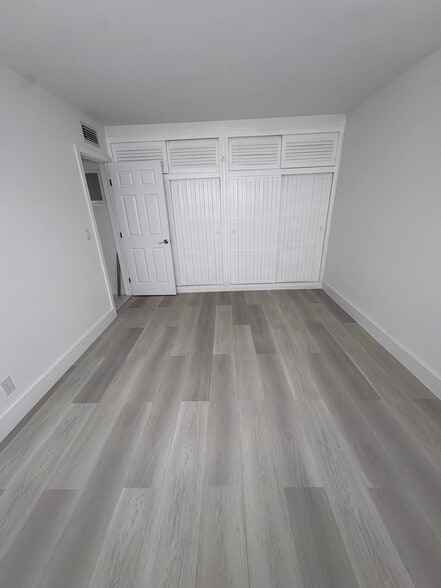 Building Photo - 5050 Bayview Dr