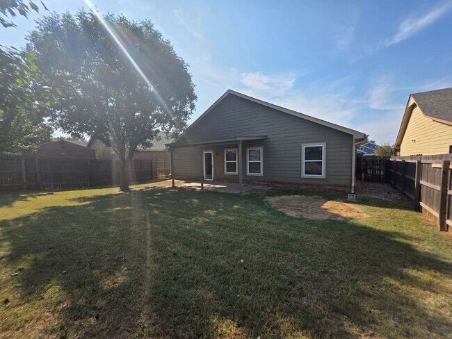 Building Photo - Beautiful home offers open floor plan with...