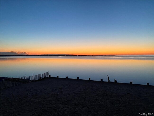 Building Photo - 25 Shinnecock Rd