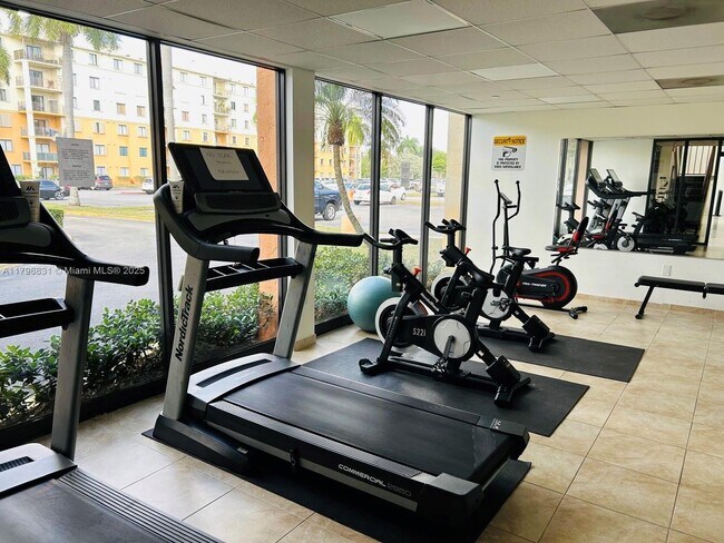 Building Photo - 9350 Fontainebleau Blvd