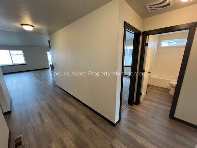 Building Photo - 3 bed, 2 bath house