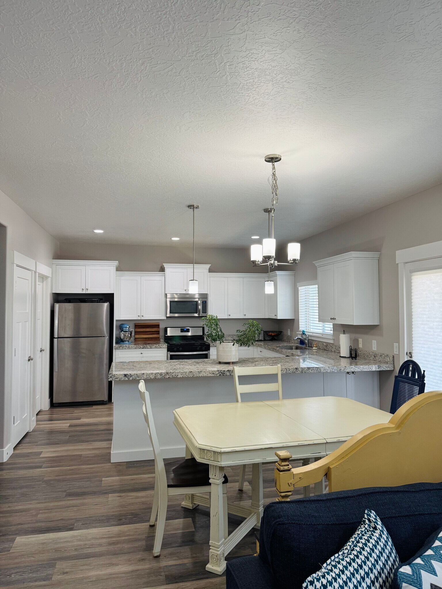 Building Photo - 758 S Aspen Way