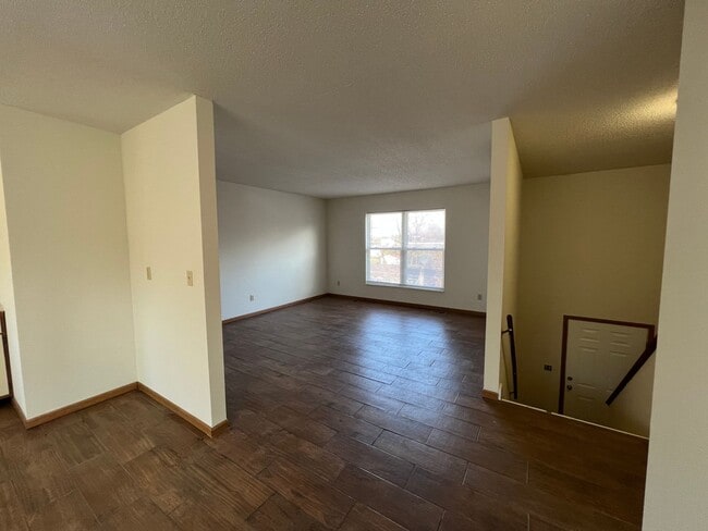 Building Photo - 4 bed 1.5 bath home close to I-44