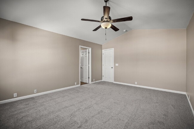 Building Photo - Beautiful 2 Bedroom End-Unit Townhouse in Montarbor Villas w/ Mountain Views