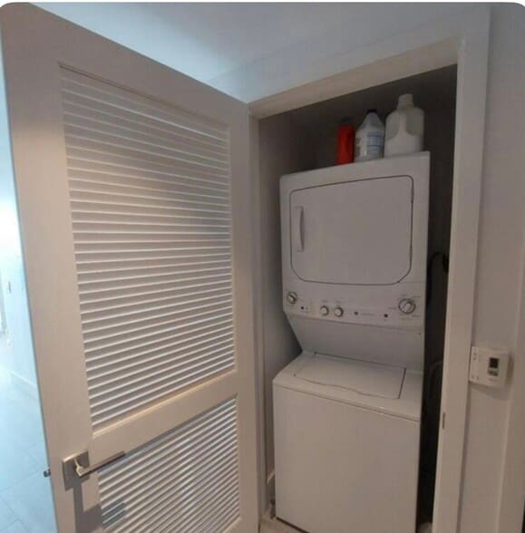 Building Photo - 121 NE 34th St