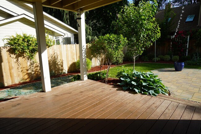 Building Photo - 1394 E Holly St