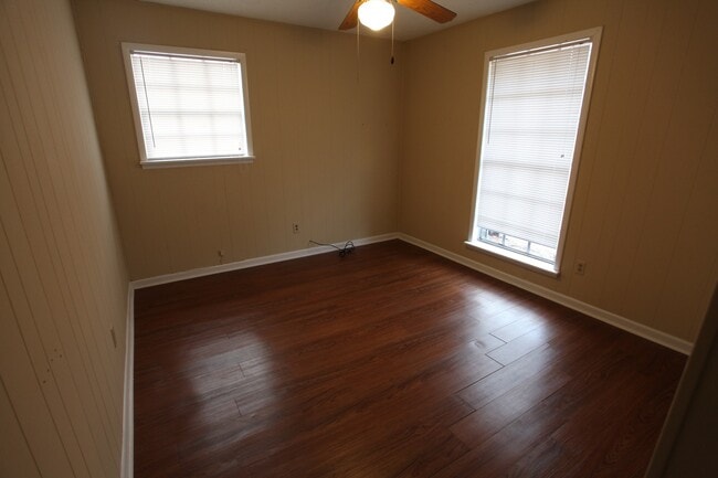 Building Photo - Charming 3BR/1BA Duplex in Convenient Location