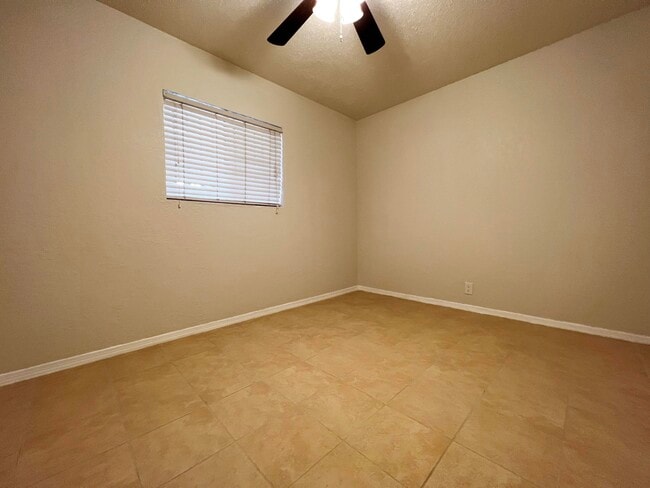 Building Photo - 647 Soya Dr