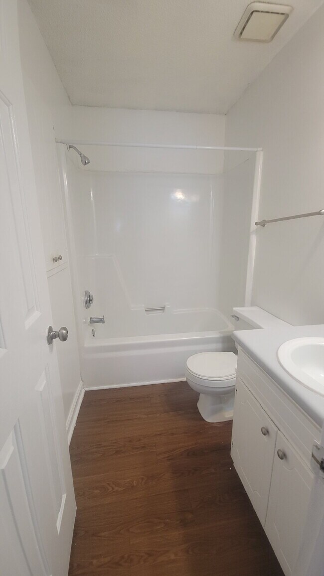 Building Photo - "Spacious 2-Bed, 2-Bath Gem in Huntsville's Heart – Your Ideal Retreat Awaits!"