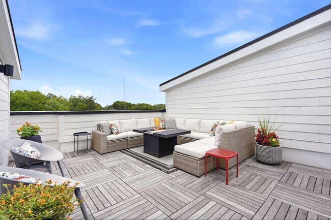 Building Photo - Live Elevated in Downtown Raleigh – Stunning Townhome with Rooftop Oasis!