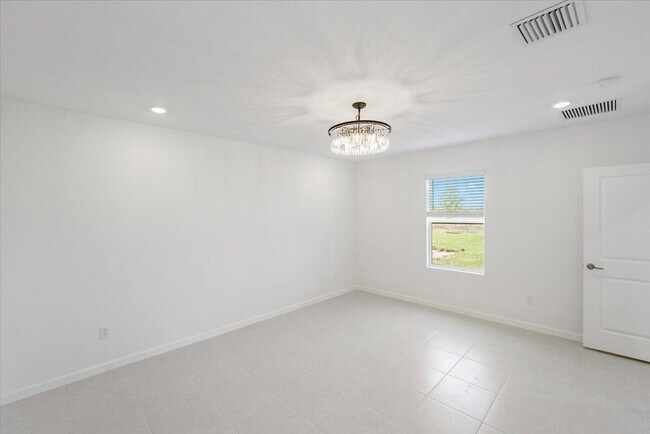 Building Photo - 11161 NW Fernbrook Dr