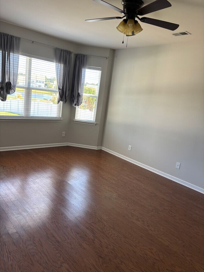 Building Photo - Great 4-Bedroom, 3-Bath