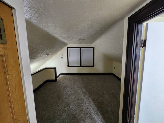 Building Photo - 1547 Hillcrest Rd