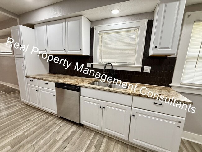 Building Photo - 3-Bedroom Home with Modern Updates Throughout