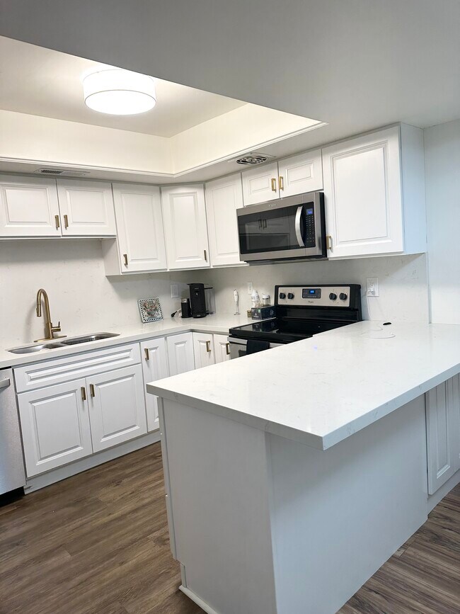 Building Photo - 4853 S Woodbridge Dr