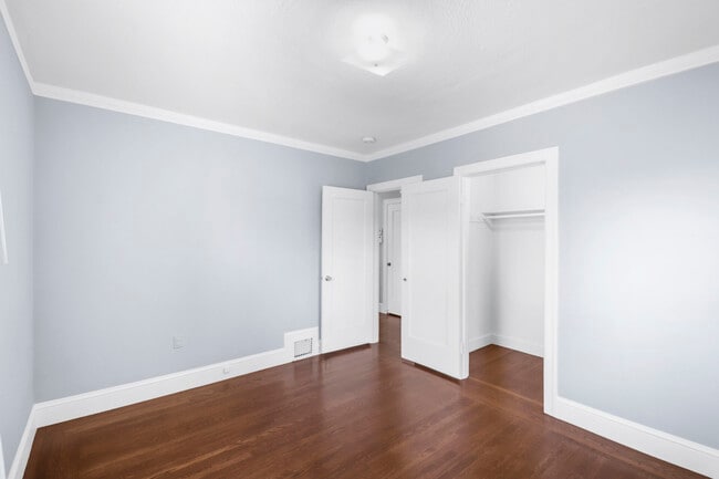Building Photo - 733 Grosvenor Pl