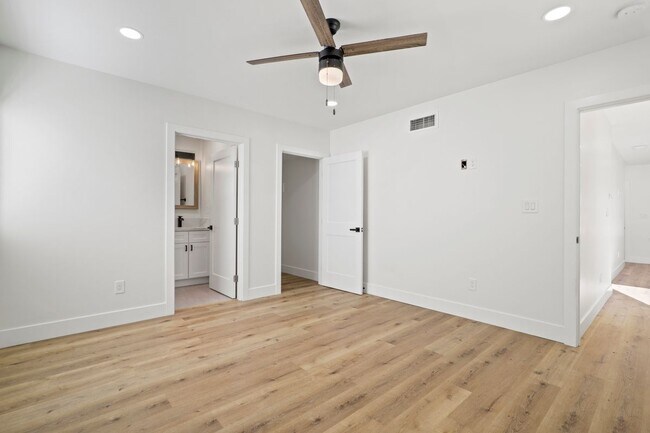 Building Photo - 17434 Saticoy St