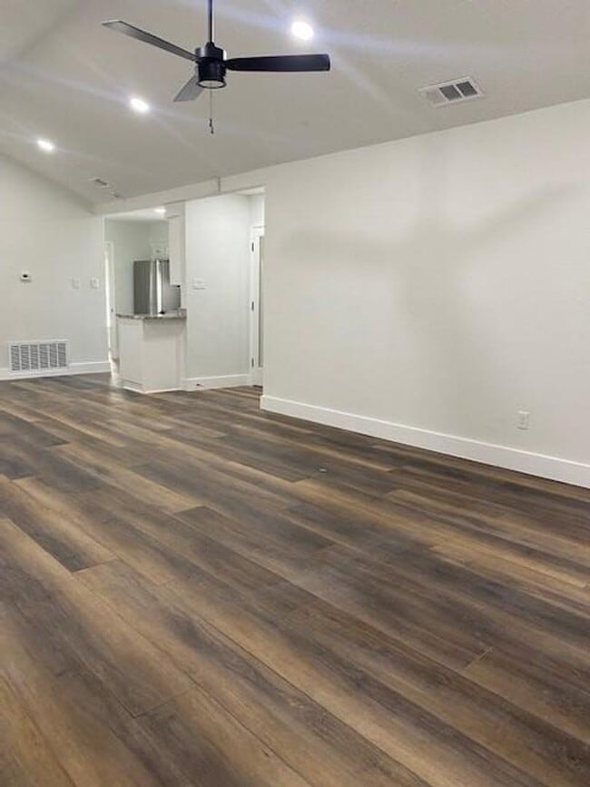 Building Photo - Remodel, large lot