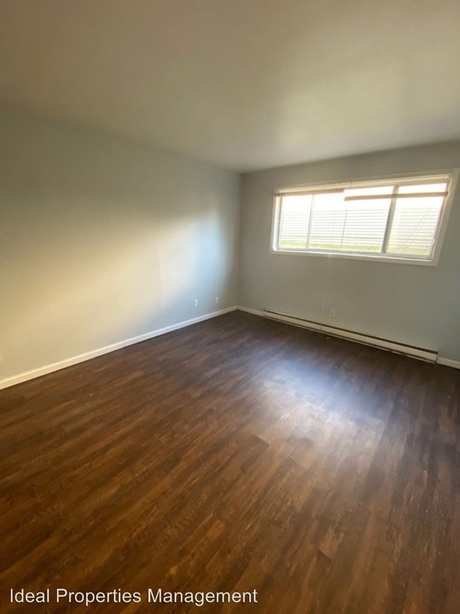 Building Photo - 3241 S Douglas Ave