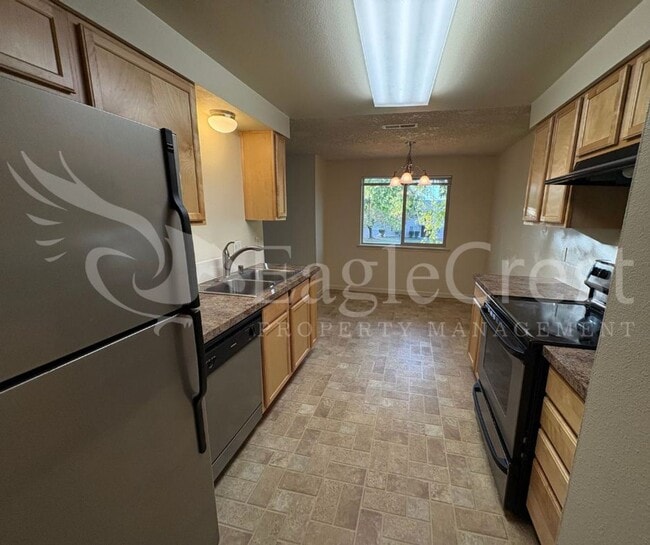 Building Photo - Two Bedroom Upstairs Unit in The Vineyards...