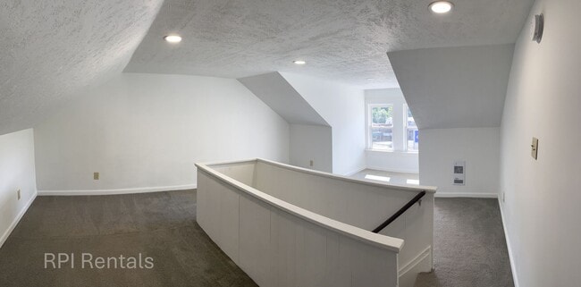 Building Photo - Newly Remodeled 2 Bedroom House