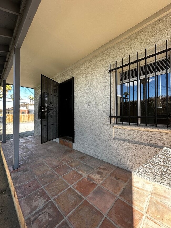Building Photo - Historic District 2 bed 1 bath & Large Storage Unit near Friendship Garden of PHX