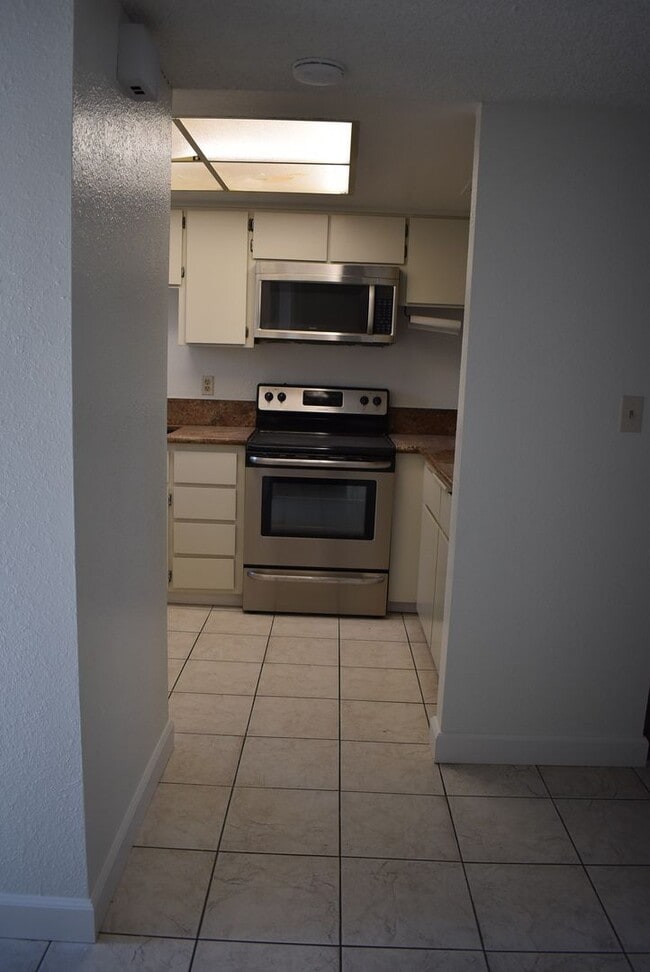 Building Photo - Freshly updated condo unit with a communit...