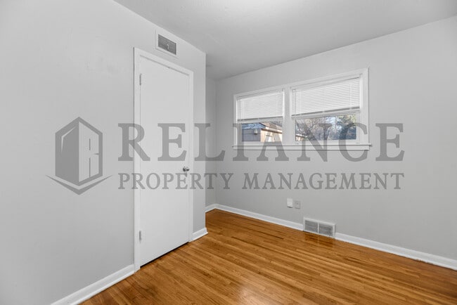 Building Photo - 1621 E Jump St