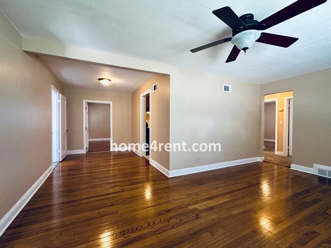 Building Photo - Adorable Ranch in Roeland Park w/ Wood Flo...