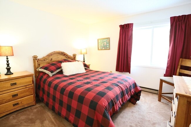 Building Photo - Seasonal 6 Month Lease Available!  $1,700/ mo Charming Two-Bedroom Condo in Waterville, NH!