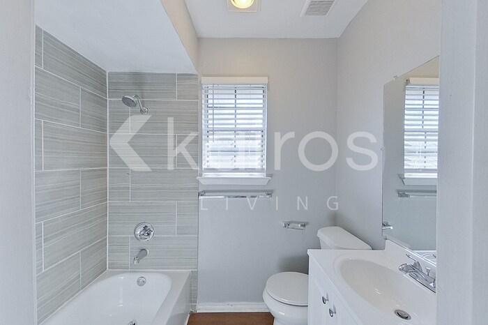 Building Photo - 832 Courtenay Pl