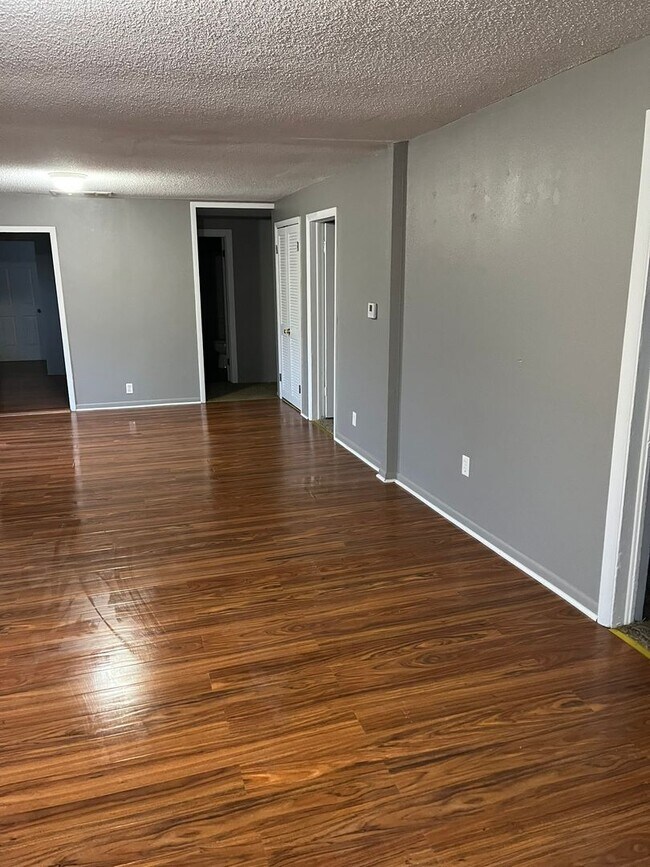 Building Photo - 3BR House | Garage + W/D Included | Large Yard | Pets Welcome | Chanute KS | Available April 8