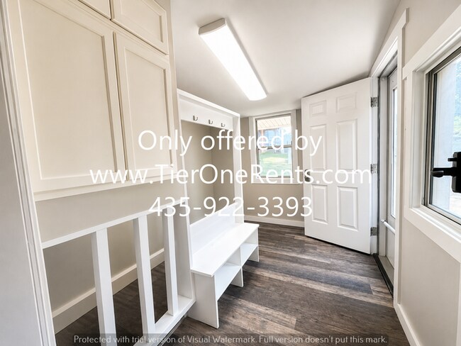 Building Photo - This property offers a NO DEPOSIT option available for qualified renters!