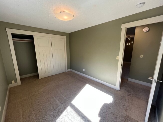 Building Photo - Lovely Private 2Bed + 1Bath Westmoreland Condo!! Secured Entry Building & Parking!