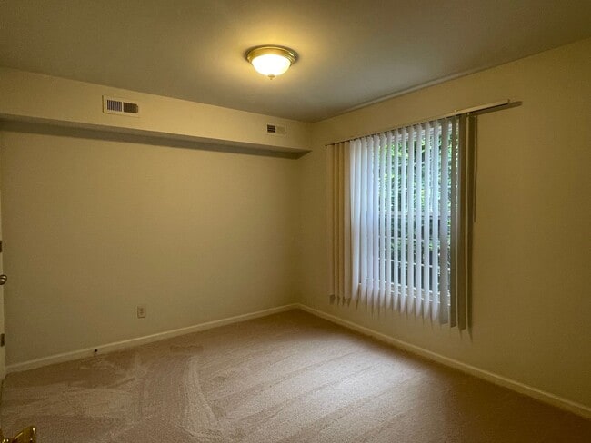 Building Photo - Shelby Township, 3-bedroom, 2-bath, Attach...
