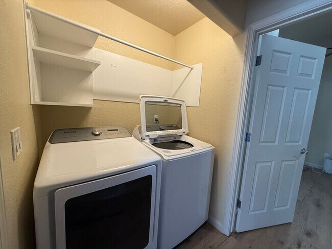 Building Photo - Modern Two–Primary Suite Townhome w/ 2-Car Garage in Sparks