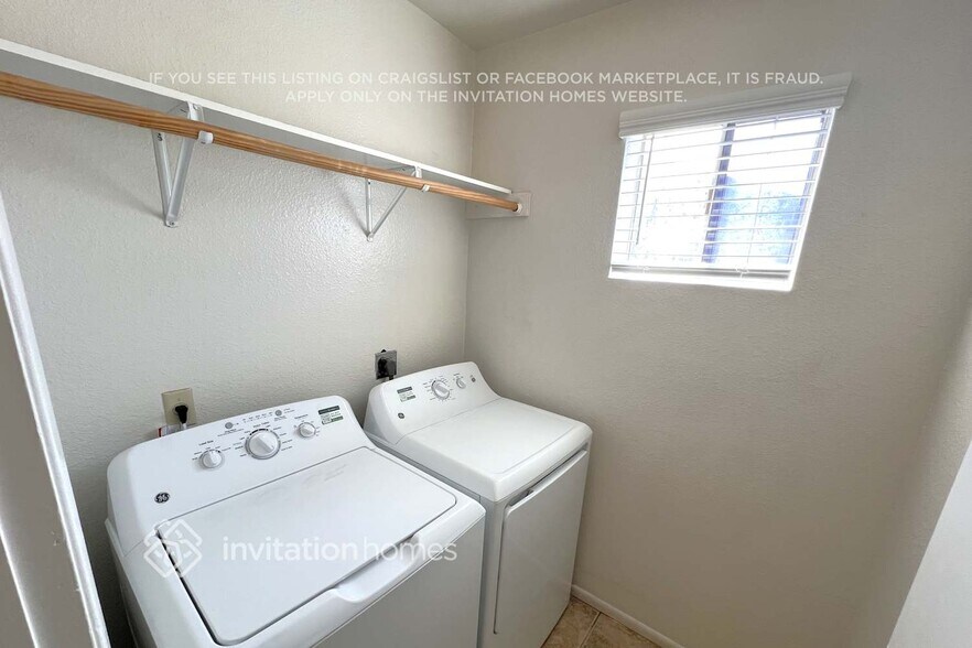 Building Photo - 1129 E Hampton Cir