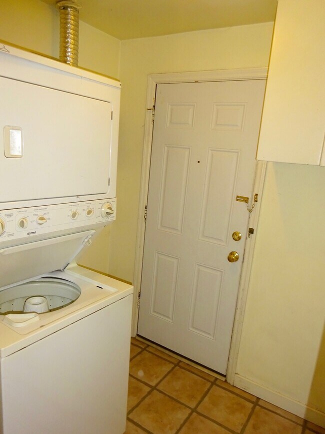 Building Photo - Two Bedroom Apartment With Hardwood Floors...