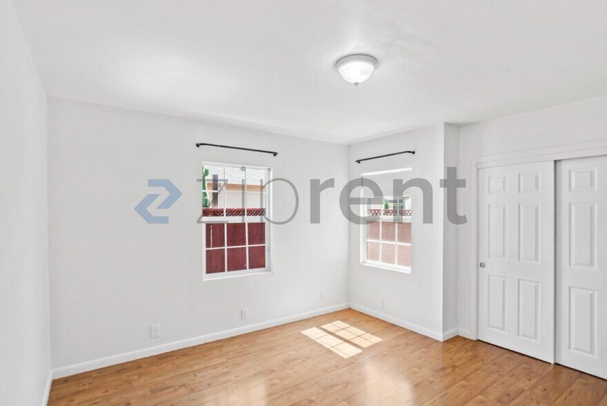 Building Photo - Unit